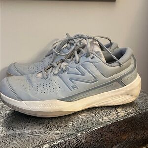 New Balance Women's 696 V5 Hard
Court‎ Athletic Tennis Shoe Gray White Size 10